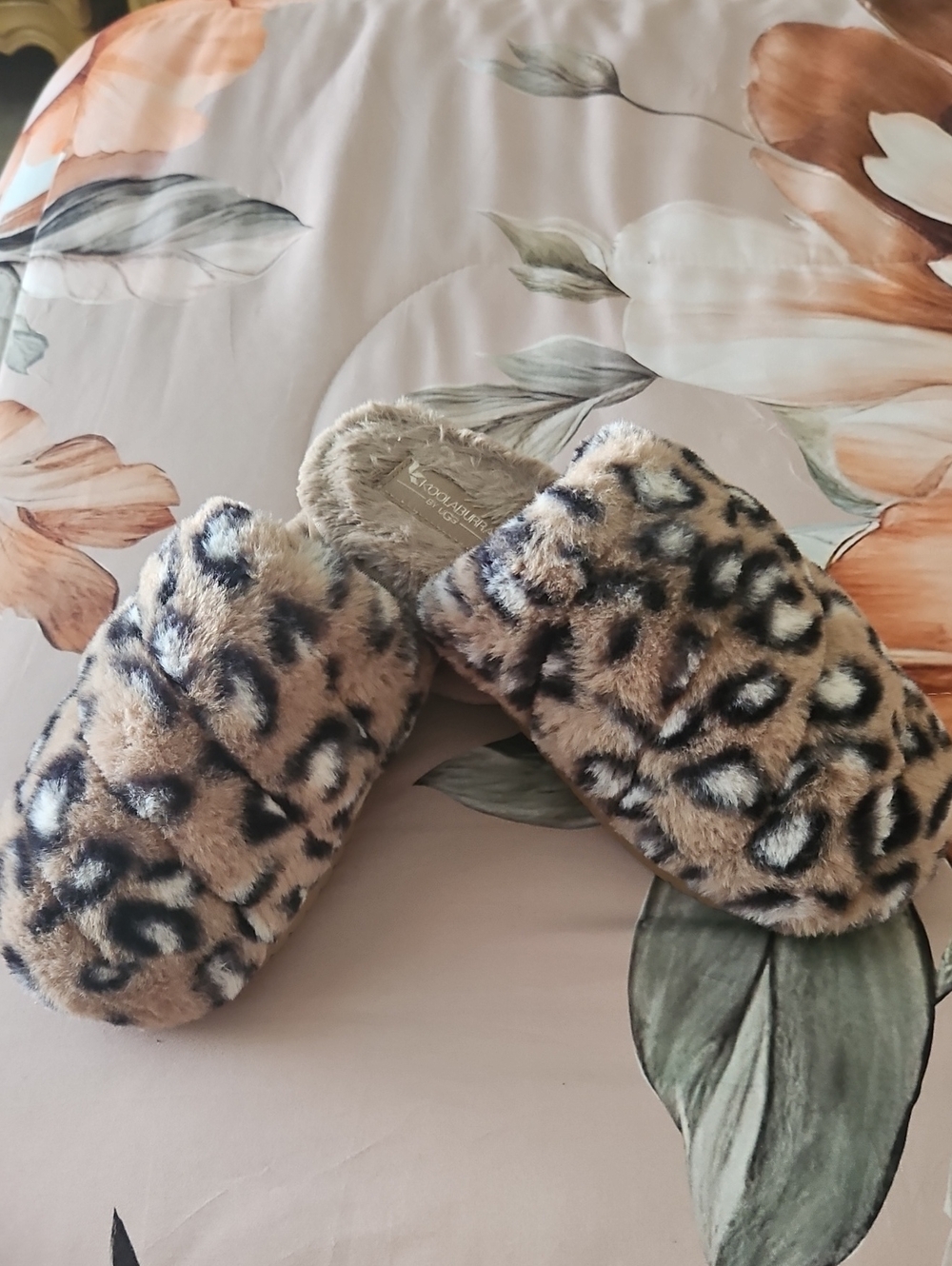Slippers Leopard By Koolaburra By UGG Size 7.5 In Excellent Condition